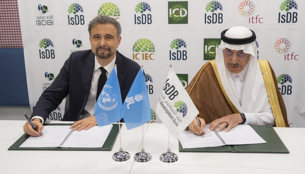 Dr Alvaro Lario and Dr. Muhammad Al Jasser sign the new cooperation and co-financing agreement. ©IFAD/Adam Birkan